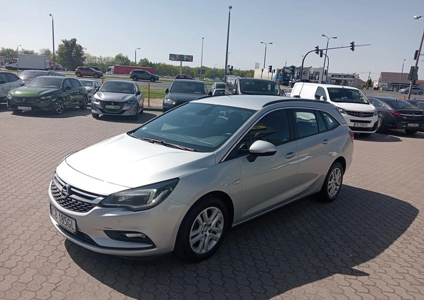 Opel Astra cena 44900 przebieg: 242948, rok produkcji 2017 z Łeba małe 37